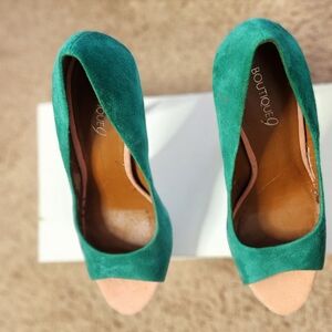Boutique 9 Green and Tan Heels